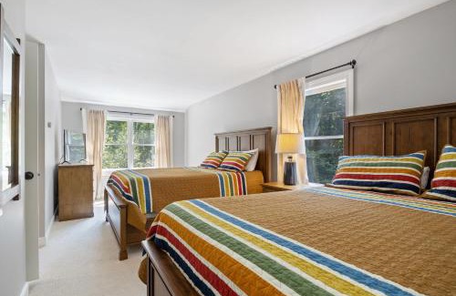Bartlett House | 4BR Mountain retreat with Ski Base Bikes & Yard