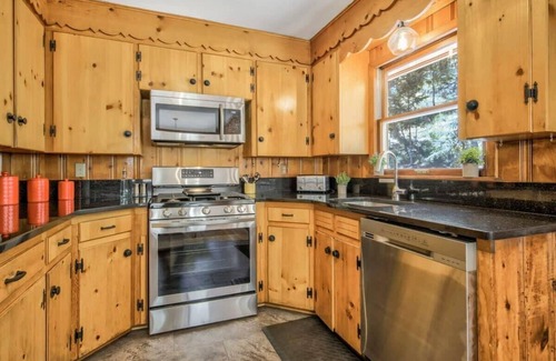 Cascade-Chipita Park Cabin | 4BR|Mountain Views|Hot Tub, Firepit|Hiking