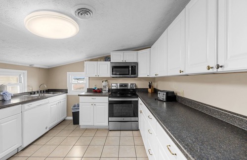 Cherry Grove Beach Condo | 4BR Oceanfront Unit w/Hot Tub - 7 Days Grace #3