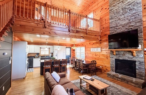 Gatlinburg - Pigeon Forge Cabin | 4BR Retreat: Hot Tub, Arcade, Games, Near GSMNP