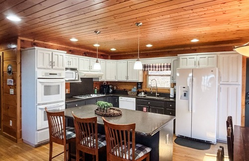 Gatlinburg - Pigeon Forge Cabin | 4BR Retreat: Hot Tub, Arcade, Games, Near GSMNP