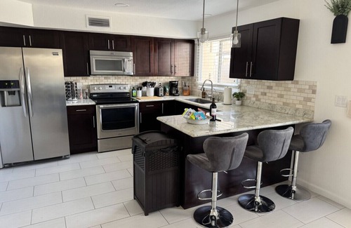 Casa Granada Townhouses House | 4BR Sleeps 12 Arcade Fire Patio
