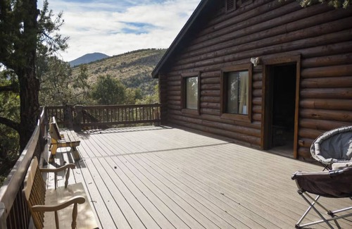 Mount Charleston Cabin | 4BR Sneak-Away Log Cabin: Mountain View & Garage