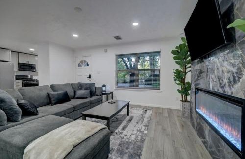 South Central Houston House | 4BR Spacious Home w Hot Tub & BackYard Downtown