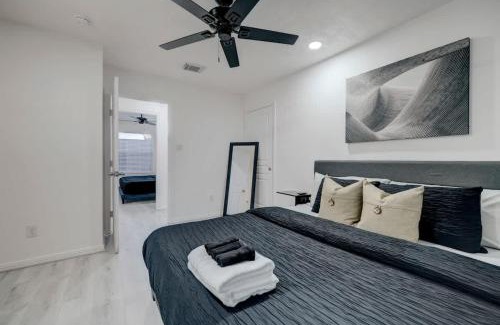 South Central Houston House | 4BR Spacious Home w Hot Tub & BackYard Downtown
