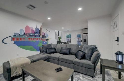 South Central Houston House | 4BR Spacious Home w Hot Tub & BackYard Downtown
