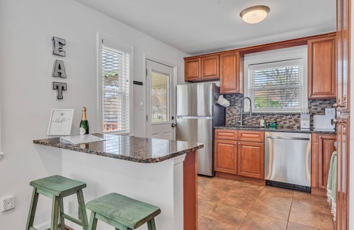 Seminary Hill House | 4BR Tropical Oasis, Free Parking