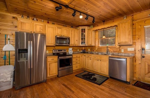Pigeon Forge Cabin | 4BR, Views, Hot Tub, Sleeps 18.