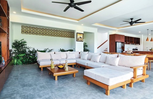 Batu Bolong Villa | 4BR Villa with Private Pool near Batu Bolong