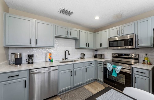 Lake Berkley House | 4BR w/Heated Pool near Disney & Lake - Sleeps 10!