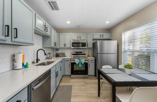 Lake Berkley House | 4BR w Heated Pool near Disney & Lake - Sleeps 10