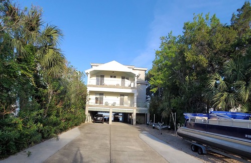 Steinhatchee House | 4level 6BR6B Riverfrnt hse,w/elevator,sleeps 25;boat dock, hot tub, golfCartLimo