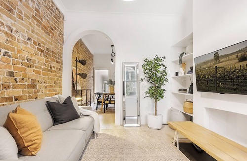 Haymarket Apartment | 4mins walk to Central! Unique 2 Bed Terrace Home