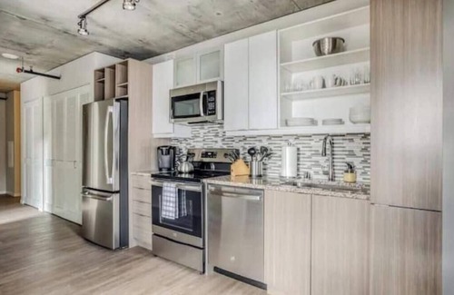 Downtown Minneapolis Apartment | 4th Floor 2BR Gym Pool 1 mi to US Bank