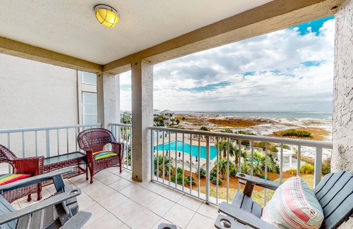 Holiday Isle Condo | 4th Floor Comfortable bay view Condo, Beach setup & bicycles included