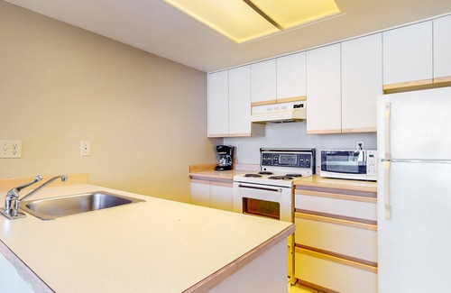 Upper Village Condo | 4th-floor condo with heated pool, hot tub, gym, balcony, fireplace, W/D, sauna