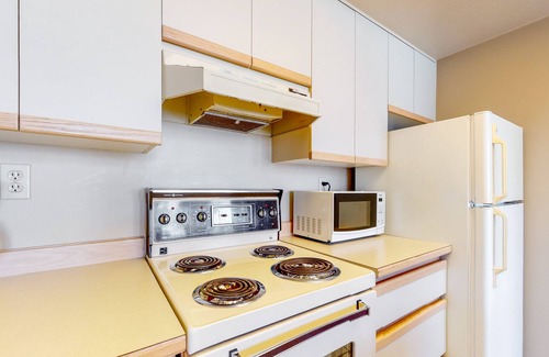 Upper Village Condo | 4th-floor condo with heated pool, hot tub, gym, balcony, fireplace, W/D, sauna