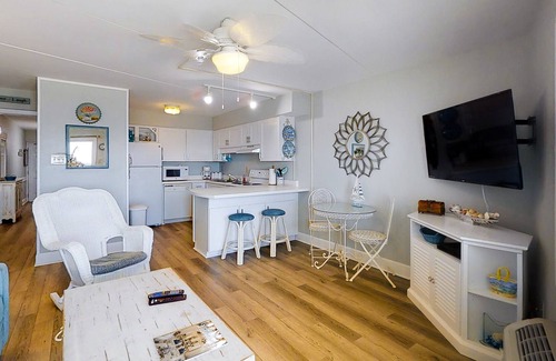 Orange Beach Condo | 4th-floor, Gulf-front condo in great location with balcony, pool & gym