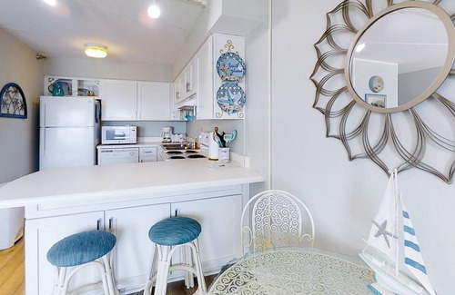 Orange Beach Condo | 4th-floor, Gulf-front condo in great location with balcony, pool & gym