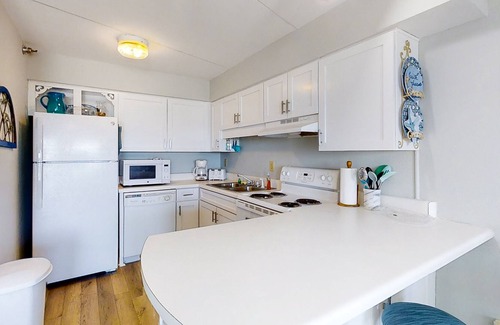 Orange Beach Condo | 4th-floor, Gulf-front condo in great location with balcony, pool & gym