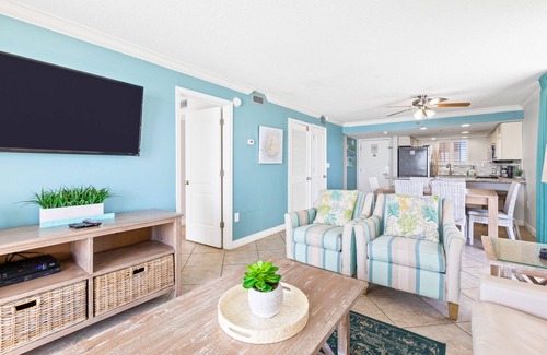 Destin Condo | 4th Floor Welcoming Condo, On-site pool w/bar & restaurant