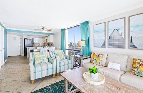 Destin Condo | 4th Floor Welcoming Condo, On-site pool w/bar & restaurant