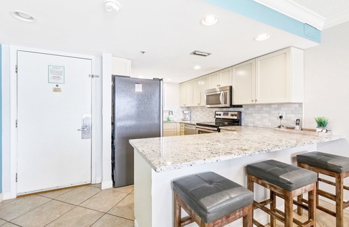 Destin Condo | 4th Floor Welcoming Condo, On-site pool w/bar & restaurant