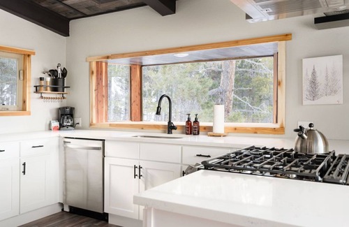 Black Hawk Cabin | 4WD pet friendly 3 BR with hot tub & views