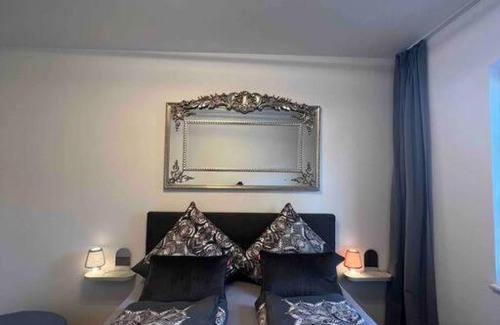 Ebersberg District Apartment | 4YOUnic Billard * 2 BR * 75-Zoll TV * Boxspringbett