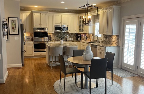 Buechel House | 5,000 sq ft 5-bedroom golf course home with walkout - 2 miles from Valhalla!