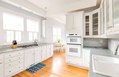 Midtown House | 5/5 Historic Midtown Craftsman Home w/Jacuzzi