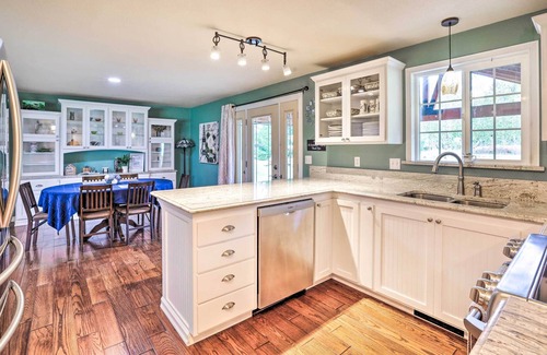 Thurston House | 5-Acre Getaway w/ Mtn View ~ 14 Mi to Eugene!