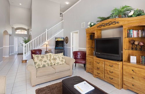 Solana Villa | 5 bd 4 bth sleeps 10, close to Disney, gated community, private pool & spa!