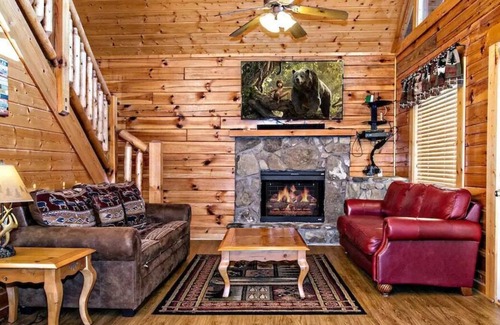 Sevierville Cabin | 5 BD Cabin near Town w/ Views! Hot Tub+Game Room