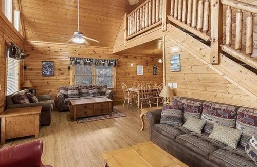 Sevierville Cabin | 5 BD Cabin near Town w/ Views! Hot Tub+Game Room