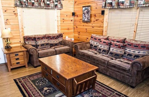 Sevierville Cabin | 5 BD Cabin near Town w/ Views! Hot Tub+Game Room