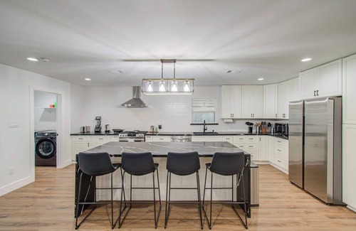 Houston House | 5-BD Modern Central Getaway w Hot Tub - Mins to DT