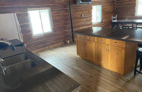 Petawawa House | 5 Bdr Log Home on 44 AC with trails on lakefront