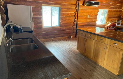 Petawawa House | 5 Bdr Log Home on 44 AC with trails on lakefront