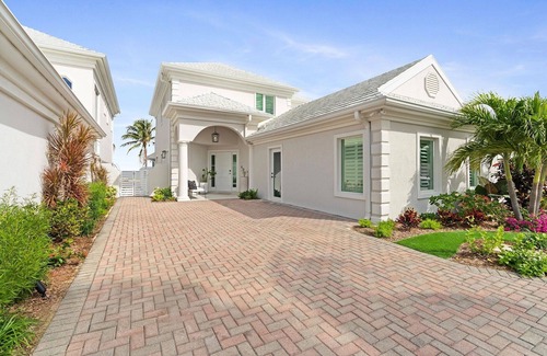 West Bay Villa | 5 Bdr Oceanside Luxury Rental - Salt Aire