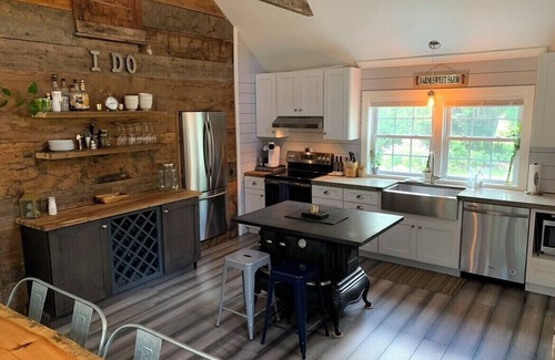 Scarborough House | 5 bed 2Bath fully remodeled farmhouse near Beaches, Portland, Airport & Hiking