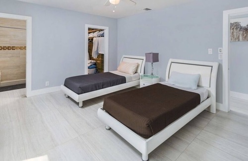 Birch Park Finger Streets House | 5-bed, 4-bath beachfront house in Ft. Lauderdale with ocean-view patio & rooftop
