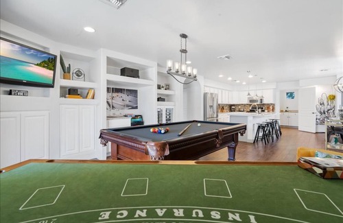 Glendale House | 5 Bed 4 Bath Boutique Home PREMIUM LOCATION Sleeps 16+ heated pool option/spa