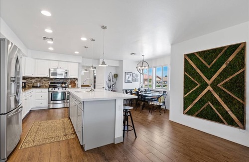 Glendale House | 5 Bed 4 Bath Boutique Home PREMIUM LOCATION Sleeps 16+ heated pool option/spa