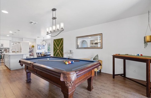 Glendale House | 5 Bed 4 Bath Boutique Home PREMIUM LOCATION Sleeps 16+ heated pool option/spa