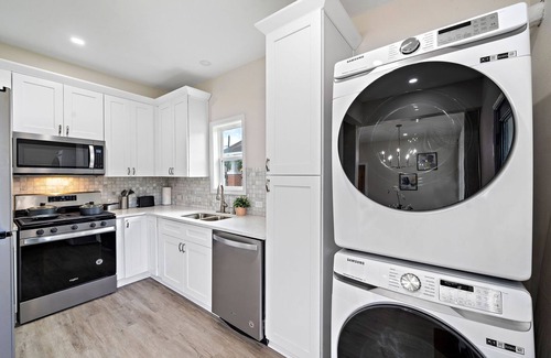Greater East End House | 5 bed Artsy house minutes to Downtown!