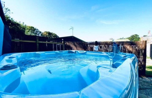 Isle of Thanet House | 5 Bed Barn Conversion - with private hot tub!