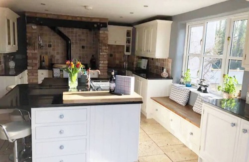 Kingston St Mary House | 5-Bed Home - Sleeps 12, Pool, Garden & Play Area
