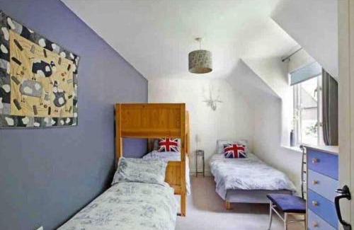 Kingston St Mary House | 5-Bed Home - Sleeps 12 Pool Garden & Play Area