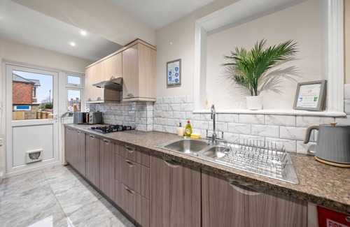 Cowley House | 5 Bed House - Sleeps 11 - Parking - Garden - Wifi